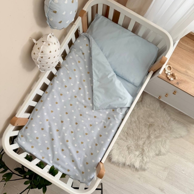 Set lenjerie de schimb pentru patut bebe 3 piese Inimioare albastre (3)